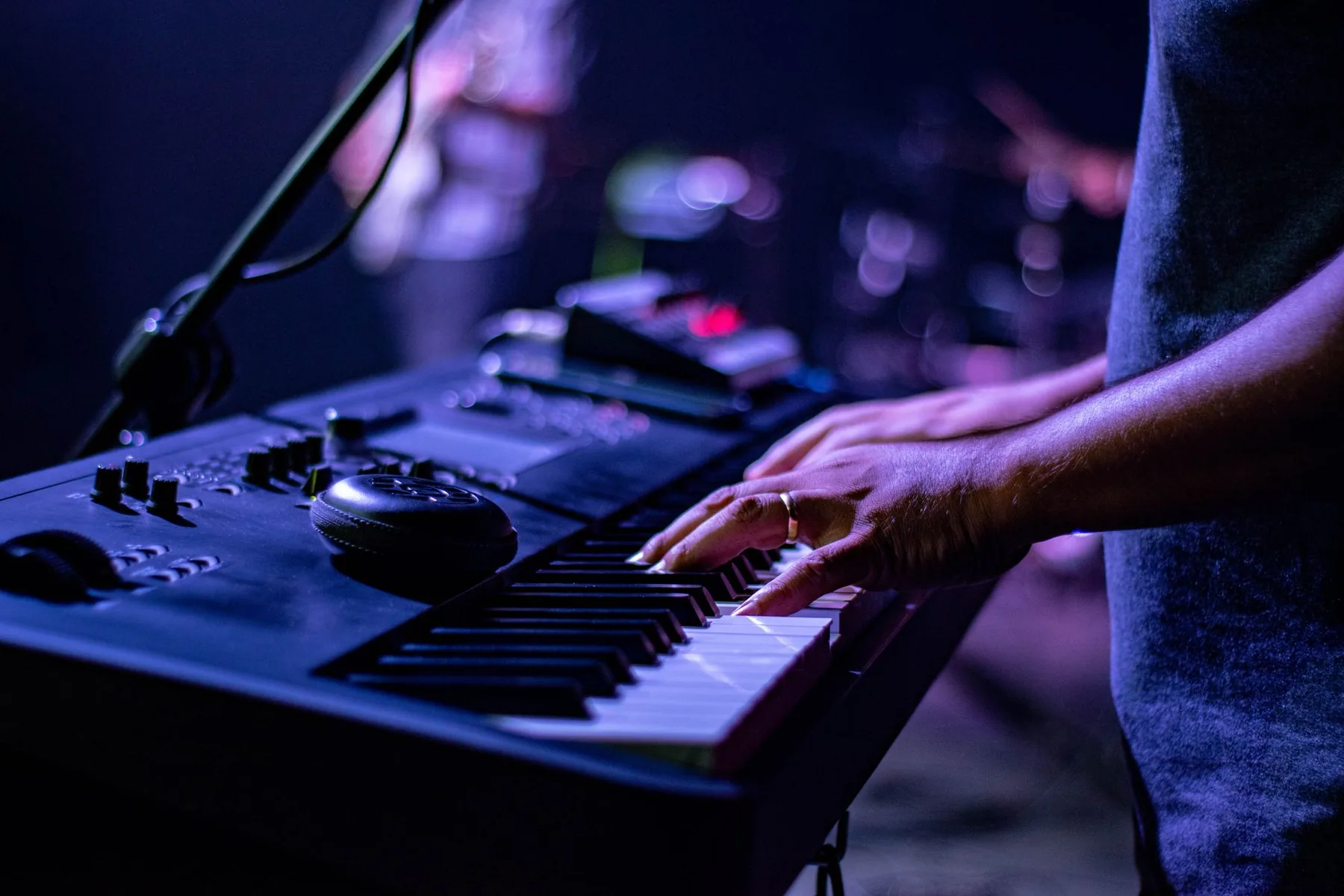 Musicien jouant du clavier sur scène Musicien jouant du clavier sur scène