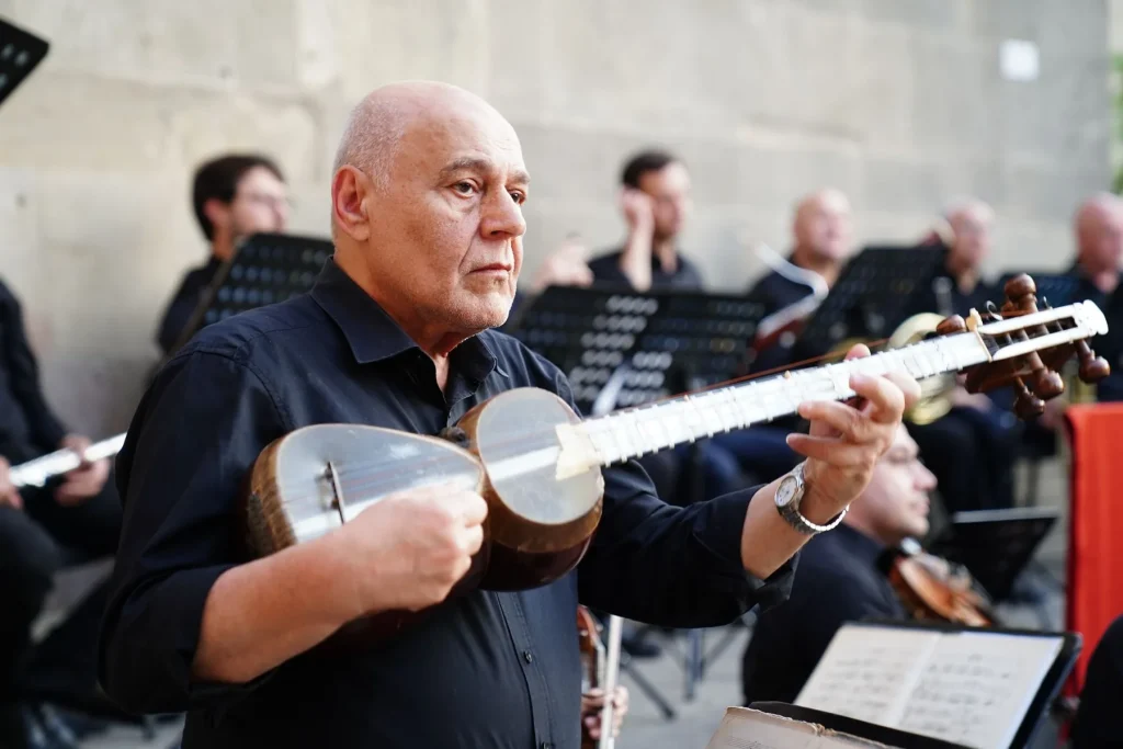 Medieval Tavern Atmosphere: Immersion in Early Festive Music