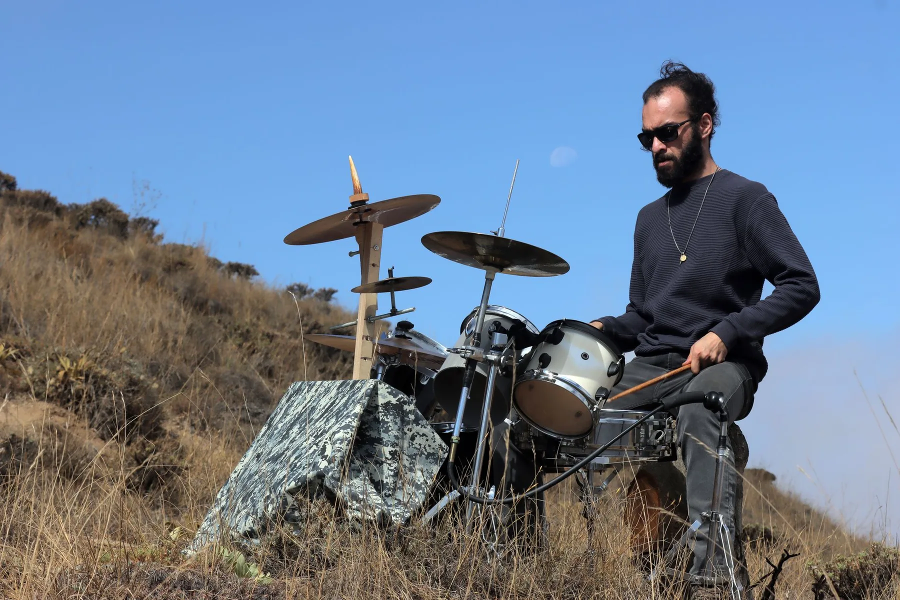 Musicien percussionniste en décor épique