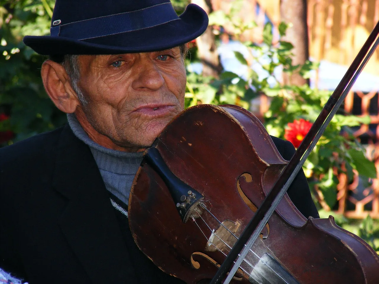 Musicien traditionnel jouant du violon