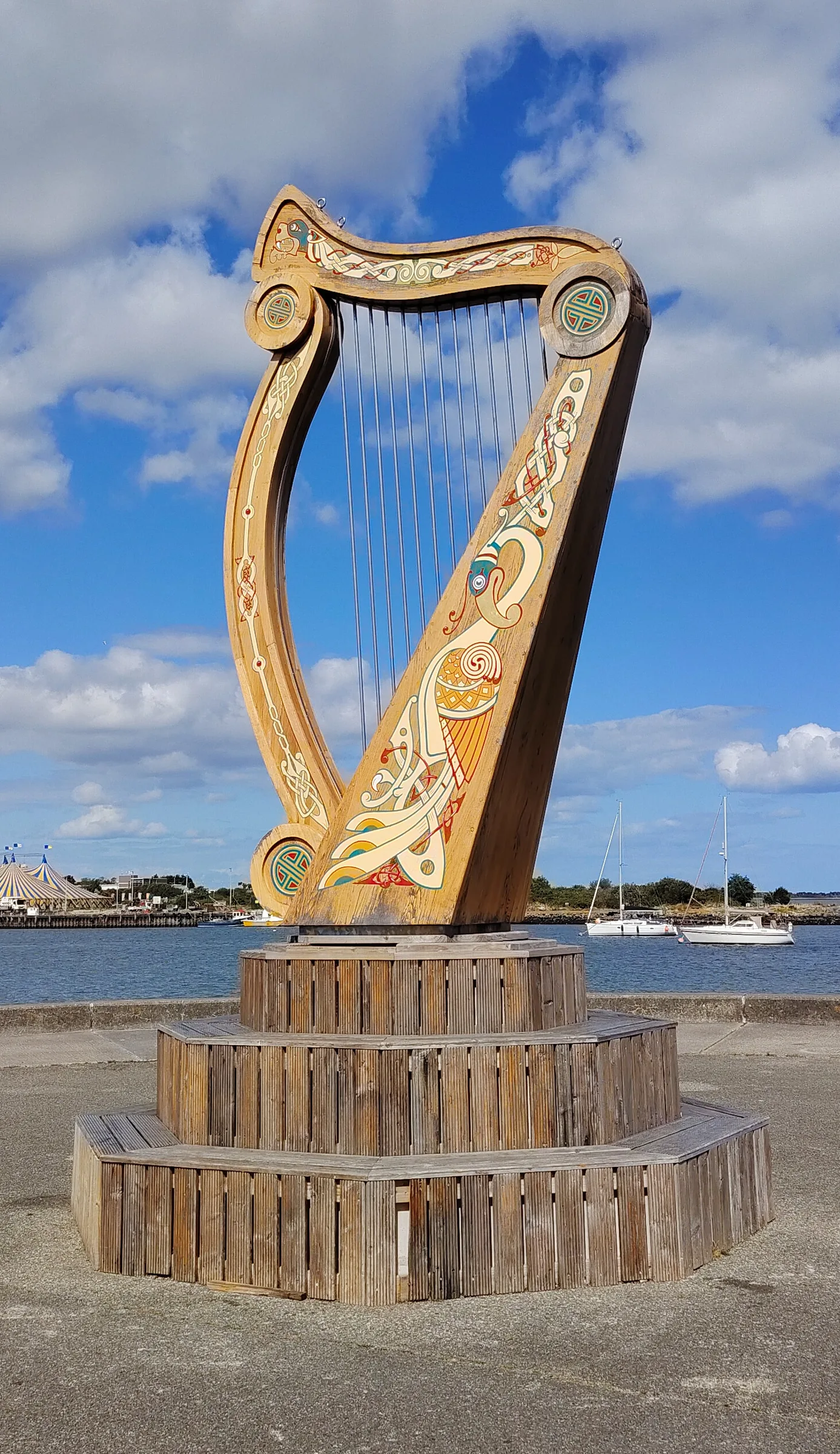 Large decorative harp in carved wood Large decorative harp in carved wood
