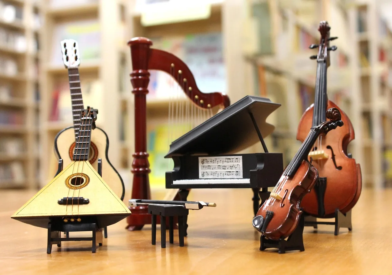 Miniature harp with orchestral instruments Miniature harp with orchestral instruments