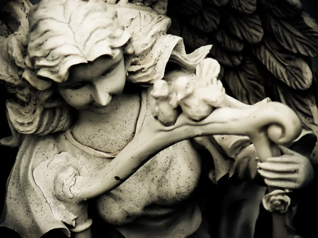 statue playing an ancient lyre