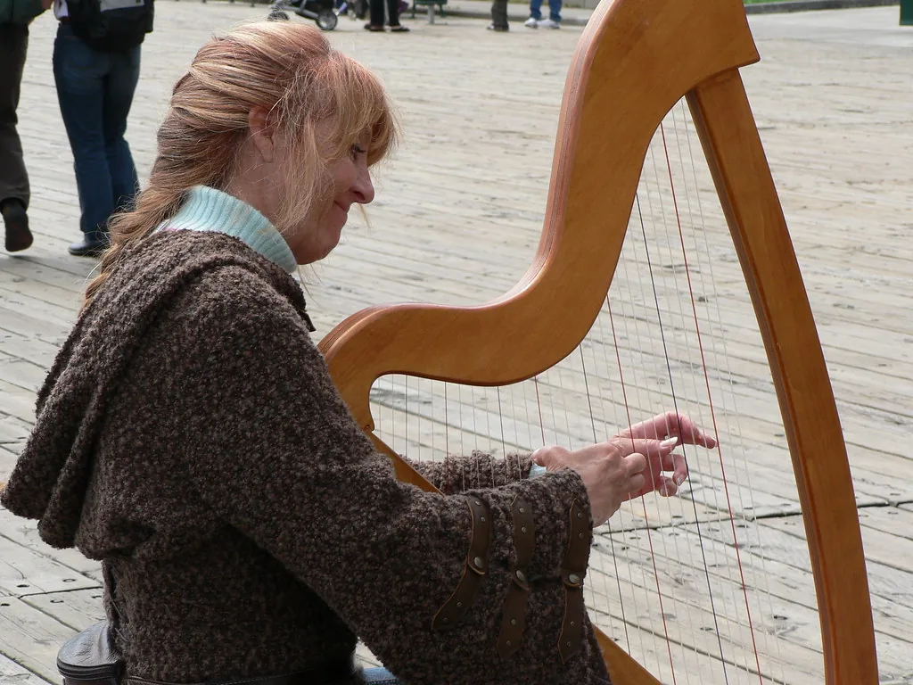 Musicienne jouant de la harpe Musicienne jouant de la harpe