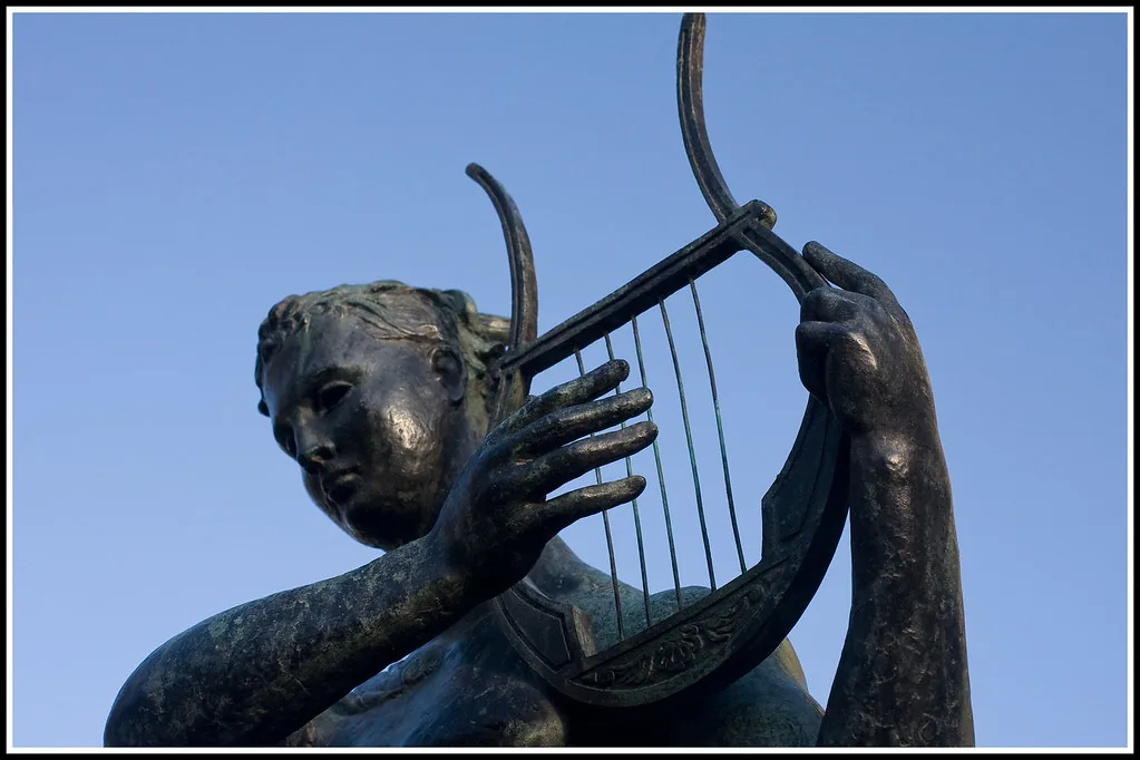 Statue jouant une lyre antique Statue jouant une lyre antique