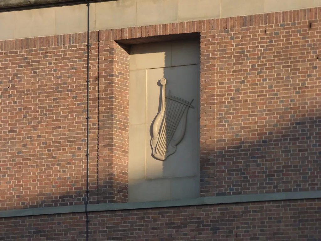 The Lyre and the Harp: Differences and Common Confusions
