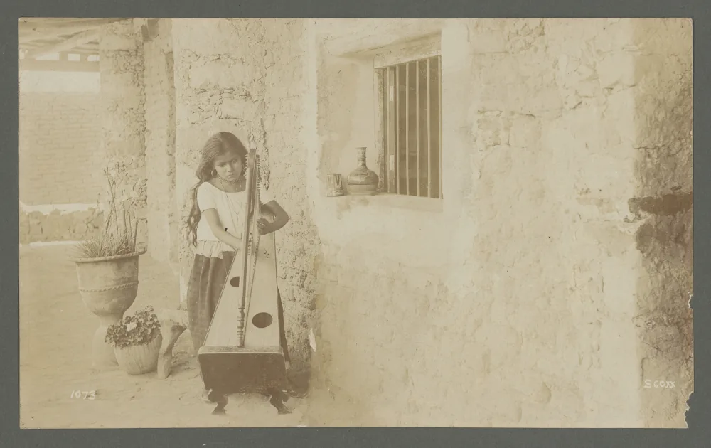 Jeune musicienne jouant de la harpe
