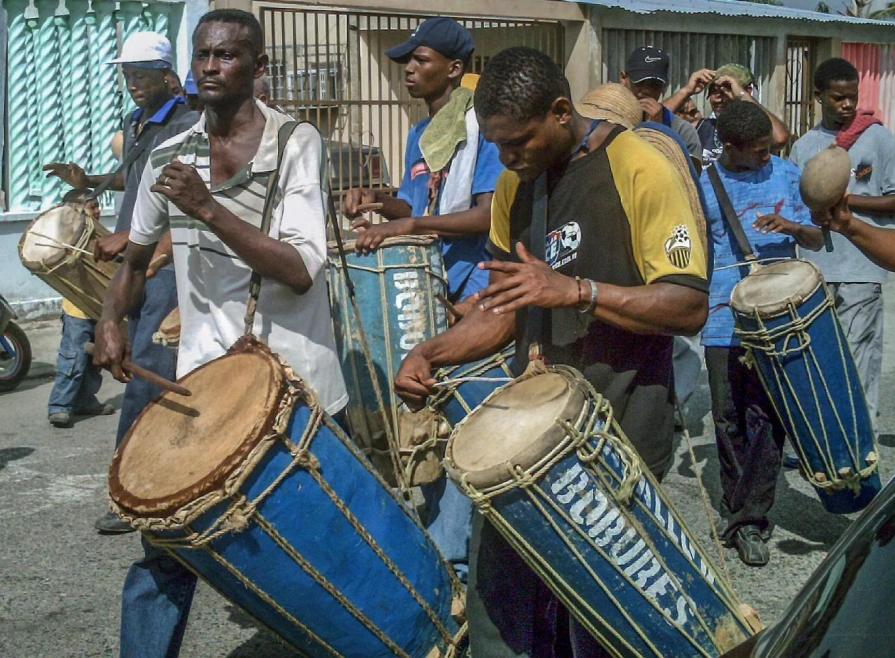 musicians playing traditional drums musicians playing traditional drums