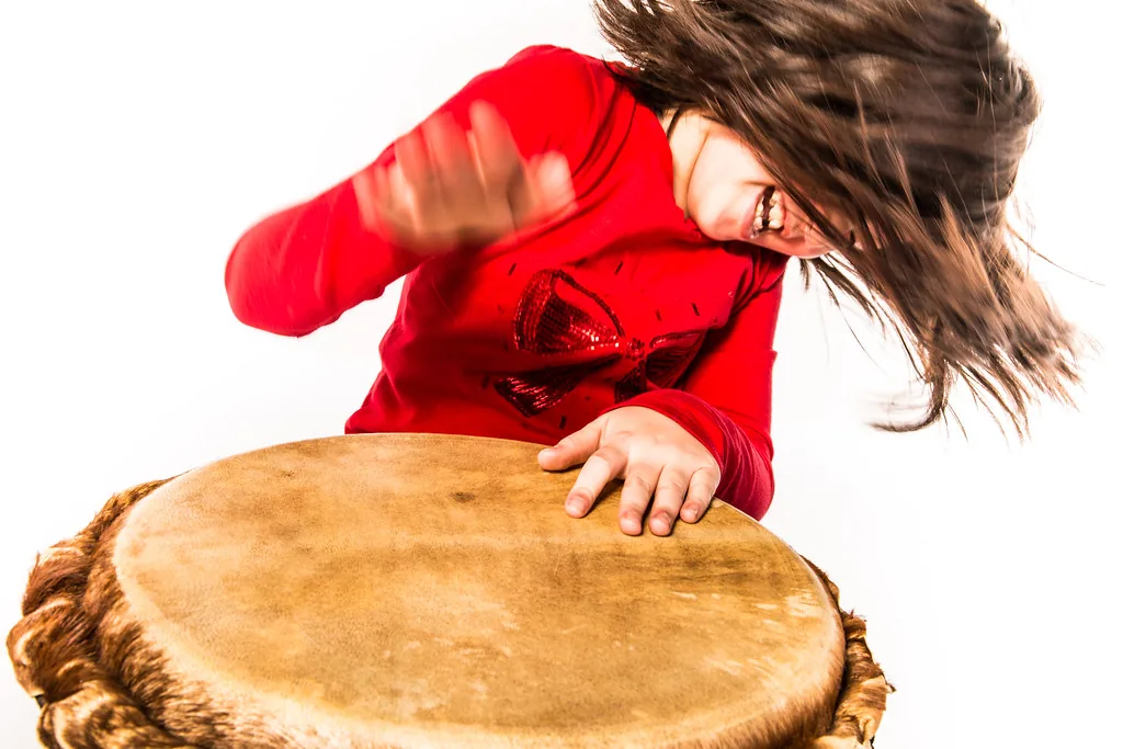 Enfant jouant un grand tambour manuel Enfant jouant un grand tambour manuel