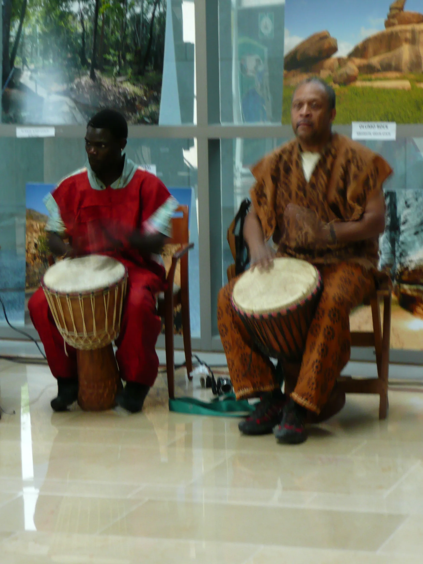 Deux joueurs de djembé africain