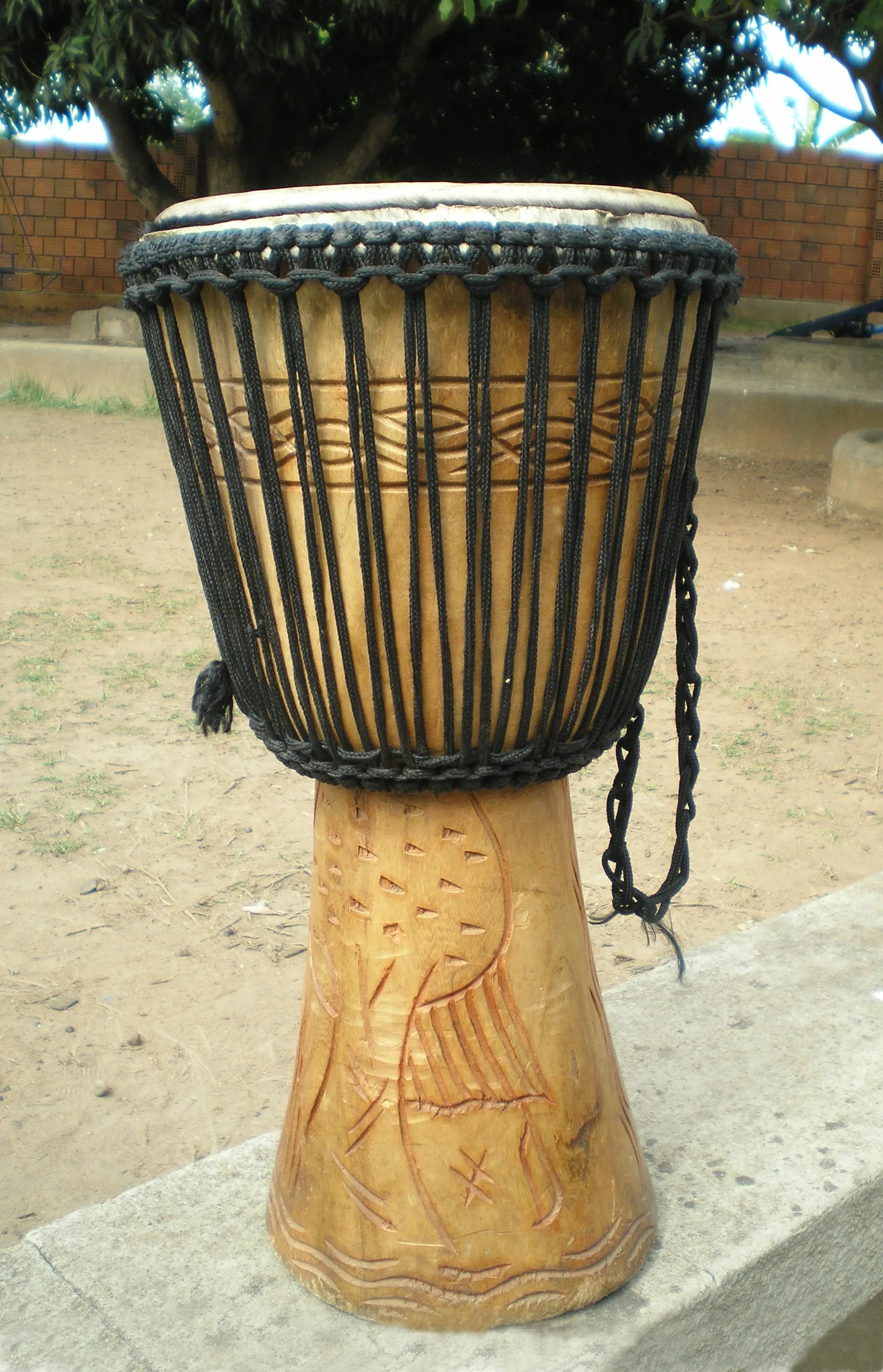 Djembé traditionnel africain en bois