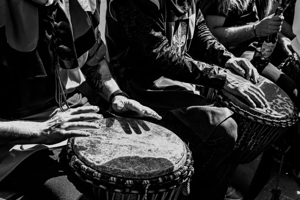 Technique djembé : basse, tonique, claqué, réussir les sons de base