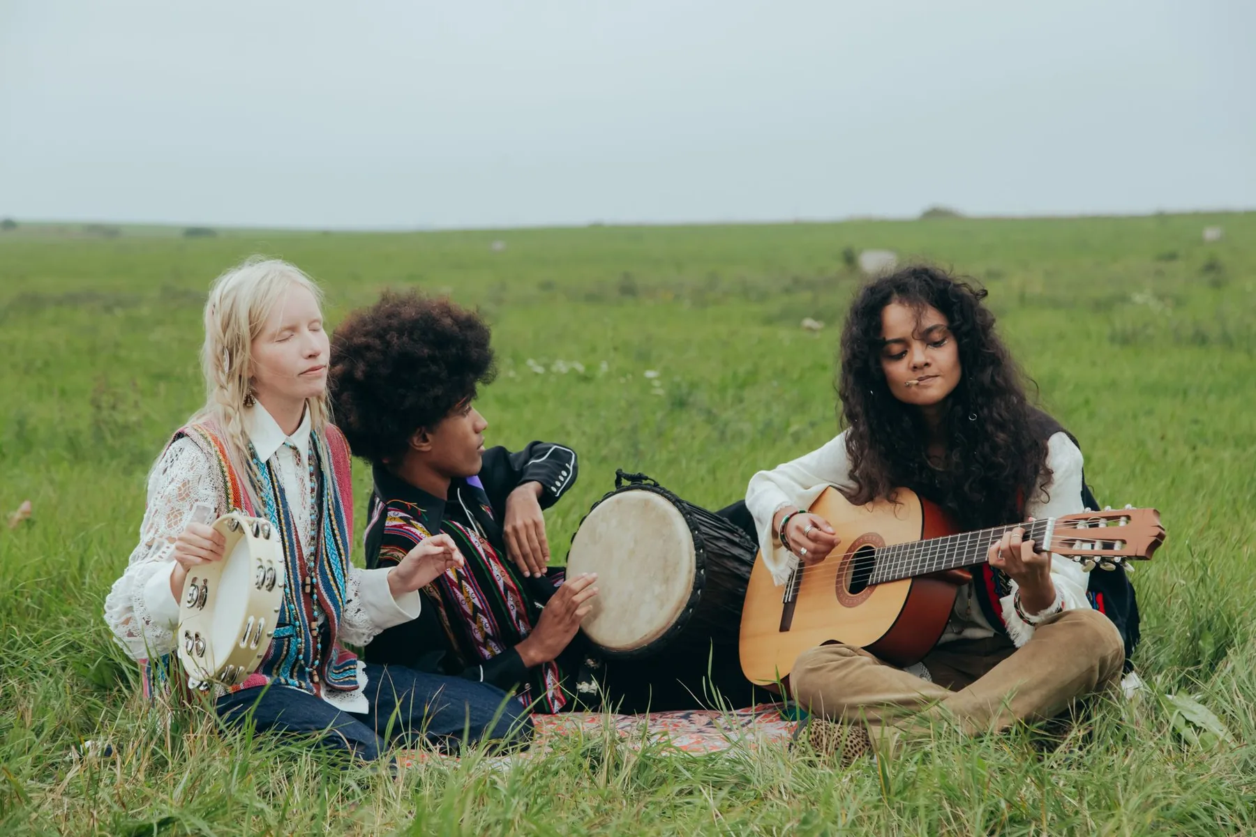 Musiciens pratiquant le djembé en plein air Musiciens pratiquant le djembé en plein air